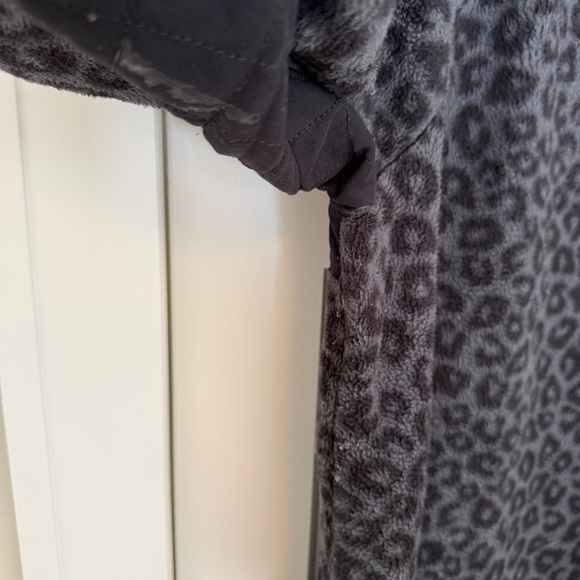A&F Asymmetrical Snap-Up Fleece - Black Leopard - XL - Picture 4 of 4
